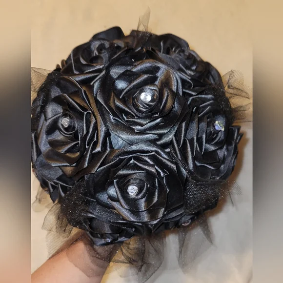 Elegant Black Eternal Rose Bouquet - Picture 1 of 4